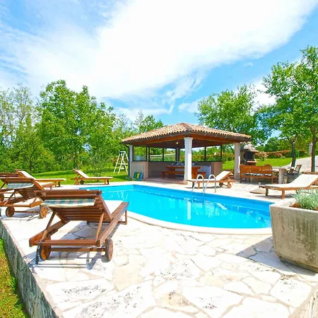 With Pool In Tinjan-istrien 44316