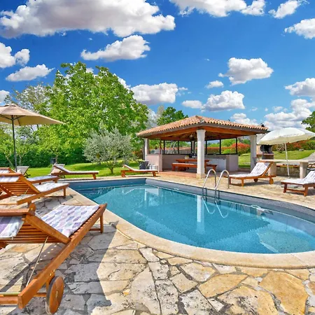 With Pool In Tinjan-istrien 44316 Villa