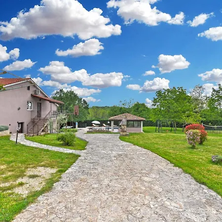 With Pool In Tinjan-istrien 44316 Villa
