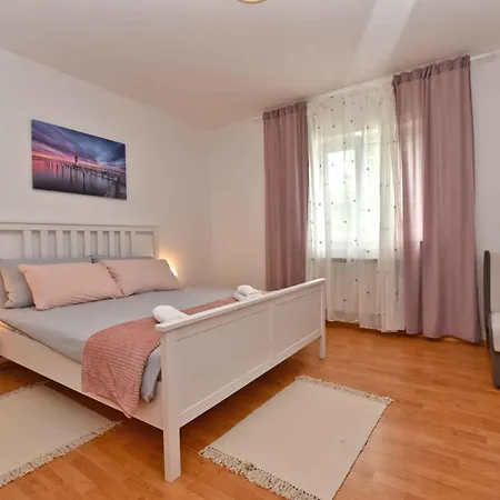 Villa With Pool In Tinjan-istrien 44316 Tinjan