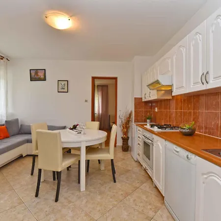 With Pool In Tinjan-istrien 44316 Villa *